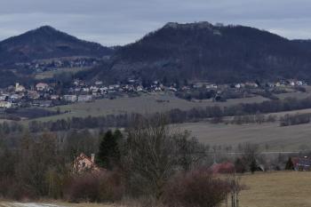 vlevo kopec s hradem Panna a vpravo s hradem Kalichem (© Yarda Domin  02/2026)