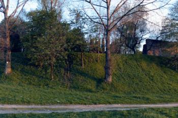 celkový pohled na torzo zámku (vpravo) a Kovářskou baštu (vlevo) od severu ( © Pavel Zany Komárek 7.5. 2005)