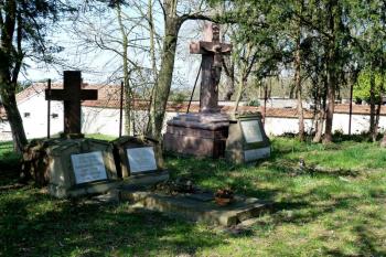 Pohřebiště Czerninů v Dymokurech poblíž kostela ( © František Kinař 05/2017)