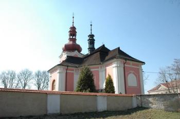 Kostel s hřbitovní zdí ( © Aleš Marek 04/2006)