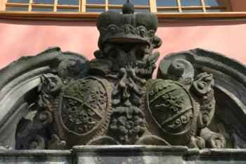 Římsa nad vstupem do kostela s erby ( © Aleš Marek 04/2006)