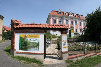 Vstup do návštěvnického střediska Dům přírody Poodří (© Zuzana Novotná, 04/2016)