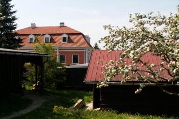 Okolo centrální budovy záchranné stanice (bývalé farní budovy) jsou rozmístěny voliéry a chovné zařízení s dravci a s ohroženými druhy zvířat. ( © Miroslav BITTER 2006)