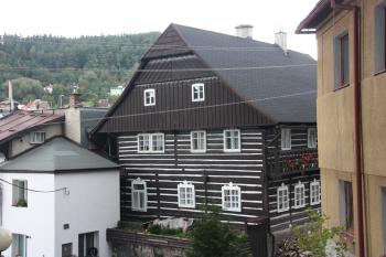 Dům čp. 113 Folkrtovsko od kostela sv. Jakuba Většího ( © Ivan Grisa 09/2010)