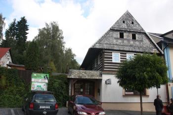 Jediný dochovaný roubený dům na někdejším Velkém náměstí (3. května) ( © Ivan Grisa 09/2010)