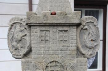 Kašna na Malém náměstí: městský erb, pohled zpředu ( © Ivan Grisa 09/2010)