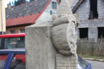 Kašna na Malém náměstí: městský erb, pohled zleva ( © Ivan Grisa 09/2010)