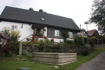 Vélovsko (dům čp. 242) s kašnou ( © Ivan Grisa 09/2010)
