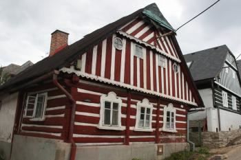 Řadová zástavba v severní frontě ulice Fr. Balatky ( © Ivan Grisa 09/2010)