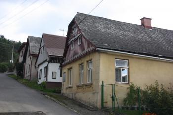 Řadová zástavba v jižní frontě ulice Fr. Balatky ( © Ivan Grisa 09/2010)