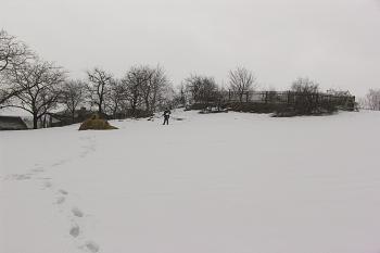 Pohled na tvrziště od jihu ( © Roman Řezáč 03/2006)
