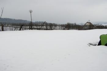 Celkový pohled na plochu jádra tvrze od severu ( © Jan P. Štěpánek 03/2006)