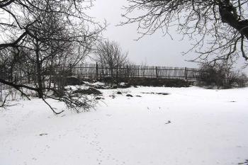 Pohled na hranu jádra tvrze na horizontu ( © Jan P. Štěpánek 03/2006)