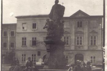 Fulnek - kašna sv.Sarkandra - foto z počátku 20.století (soukr.sbírka IvoR) ( © anon.)