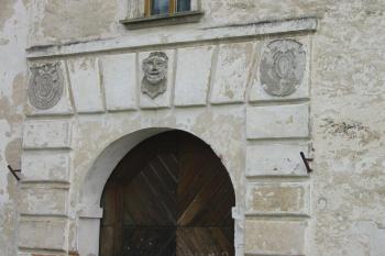 detail portálu se znaky (© D Dohňanský, 06/2014)