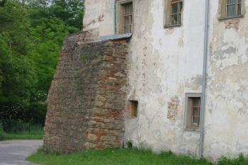 mohutný opěrák na jv.rohu (© D Dohňanský, 06/2014)