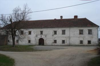 Zámek Hrubšice - hlavní vchodové průčelí (© Ondřej Navrátil 04/2006)