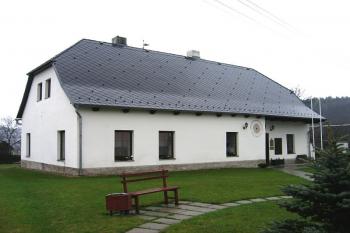 Obení úřad - bývalá tvrz ( © Pavel Vítek 04/2006)