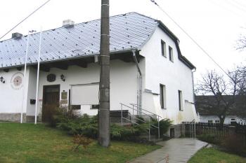 Pohled od jihozápadu ( © Pavel Vítek 04/2006)