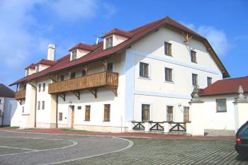 Zrekonstruovaný a přestavěný zámek ( © Pavel Vítek 04/2006)