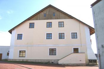 Západní strana zámku ( © Pavel Vítek 04/2006)