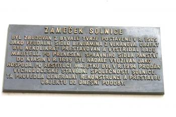 Deska připomínající rekonstrukci zámku ( © Pavel Vítek 04/2006)