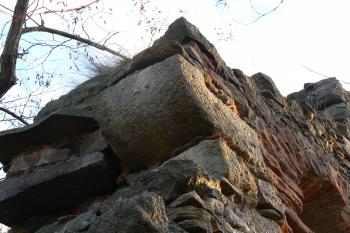 Krakorec jako součást zdiva v novodobé romantické zřícenině (© Prudký Martin, 12/2011)
