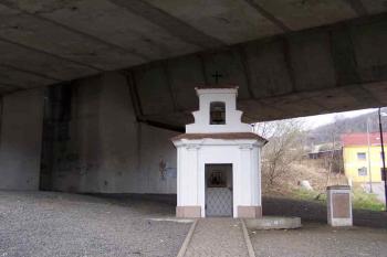 Zvláštní spojení-kaplička v sousedství betonového monstra (© Vladimír Studecký 04/2006)