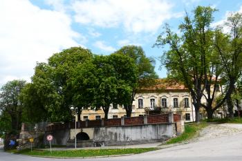 zámek s kašnou (© Alena Volná, 5/2010)