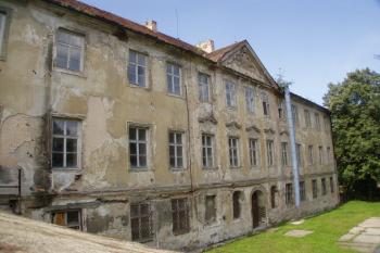 severozápadní průčelí zámku (© Lukáš Pechánek, 08/2011)