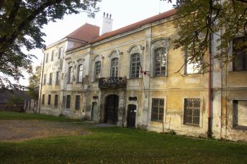 vstupní průčelí zámku ( © Milan Caha 08/2007)