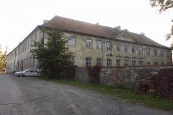 zadní - zahradní - průčelí ( © Milan Caha 08/2009)
