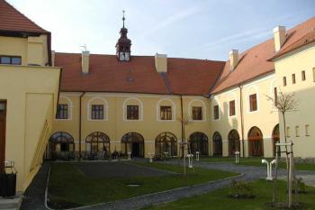 Nádvoří zámku (© Ivo Karkoška 04/2006)