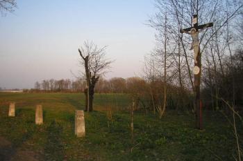 samotné pietní místo s křížem ( © Ondřej Štěpánek 04/2006)