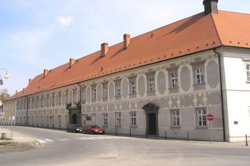Průčelí koleje obrácené ke klášternímu kostelu sv. Valentina ( © Jan P. Štěpánek 04/2006)