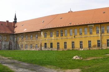 Panoramatický pohled na nádvoří klášterní koleje ( © Jan P. Štěpánek 04/2006)