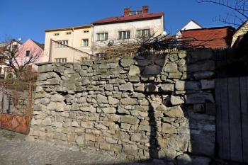 pozůstatek kamenné hradby v ul. Josefa Rašky (© Jan P. Štěpánek 02/2014)