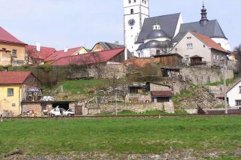 Pohled od jihovýchodu na dochované torzo městské hradby ( © Jan P. Štěpánek 04/2006)