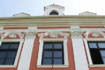 Erb patřící Podstatským z Prusinovic. V zápraží portálu je vytesána datace 1737. ( © Miroslav BITTER 2006)