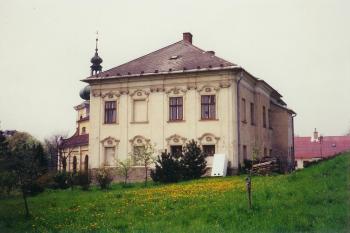Budova bývalé fary před rekonstrukcí ( © Archiv Záchranné stanice po volně žijící živočichy a centra eko. výchovy v Bartošovicích na Moravě)