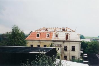 Budova bývalé fary v době rekonstrukce střechy ( © Archiv Záchranné stanice po volně žijící živočichy a centra eko. výchovy v Bartošovicích na Moravě)