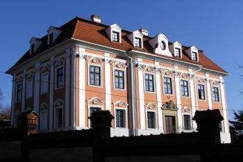 pohled na objekt barokní fary od kostela ( © Jan P. Štěpánek 02/2008)