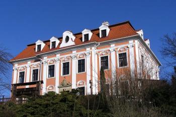 barokní fara v Bartošovicích od hlavní silnice ( © Jan P. Štěpánek 02/2008)