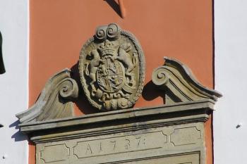 zdobný pískovcový vstupní portál s erbem Podstatských z Prusínovic a datováním 1737 ( © Jan P. Štěpánek 02/2008)