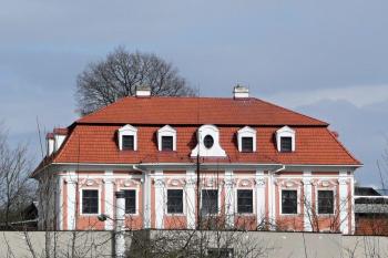 barokní fara od bývalého pivovaru ( © Jan P. Štěpánek 04/2010)