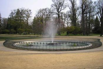 fontána  v centru areálu parku ( © Ondřej Štěpánek 04/2006)