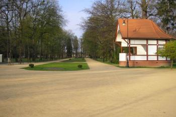 zadní partie hlavní promenády parku ( © Ondřej Štěpánek 04/2006)