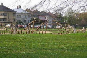 dřevěné mosty přes umělé jezírko ( © Ondřej Štěpánek 04/2006)