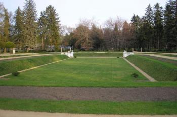 travnatá plocha v centru areálu parku ( © Ondřej Štěpánek 04/2006)