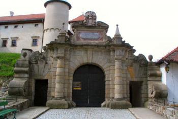 barokní vstupní brána při bastionu č. II. ( © Pavel Zany Komárek 8.5. 2005)